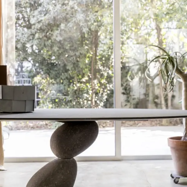 Mesa de comedor oval de piedra Matera by Mogg