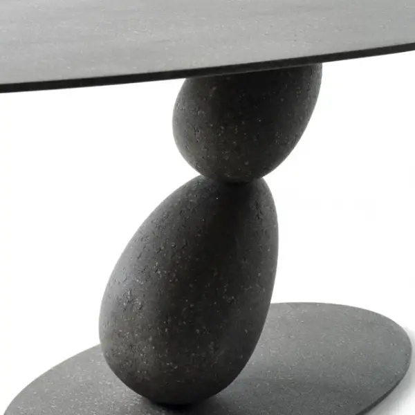 Mesa de comedor oval de piedra Matera by Mogg