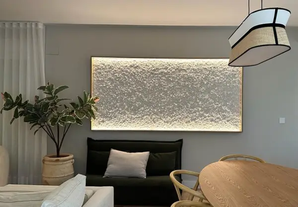 Panel textura 3D efecto yeso blanco proyectado con marco luz de led