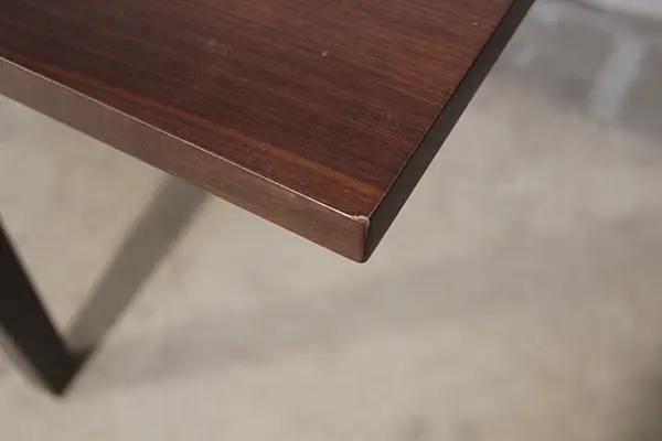 Mesa de Comedor Surinam extensible nogal oscuro lig.defectos
