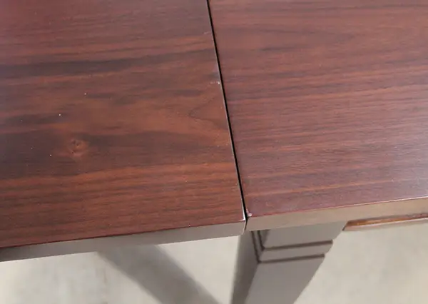 Mesa de Comedor Surinam extensible nogal oscuro lig.defectos