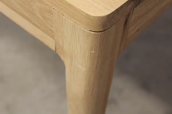 Mesa de comedor roble macizo Lig. defectos