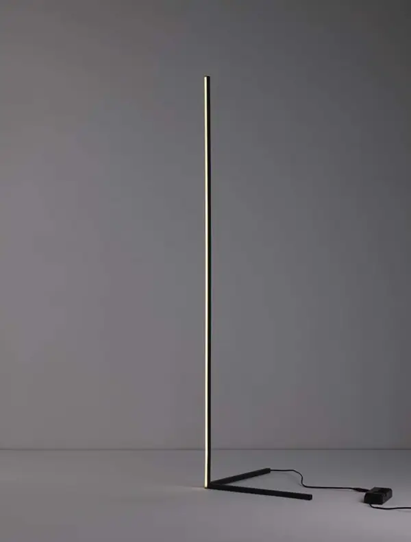 Lámpara de pie de metal negro con tira de led de esquina