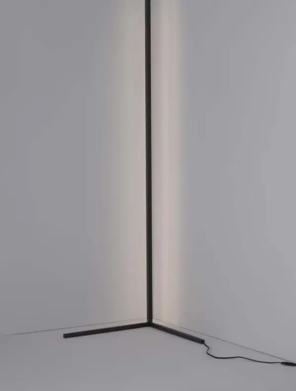 Lámpara de pie de metal negro con tira de led de esquina