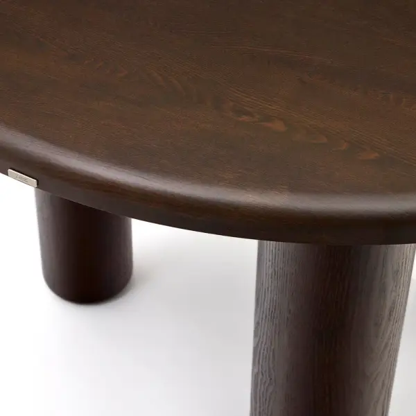 Mesa de comedor redonda fresno acabado oscuro Mailen Kave Home
