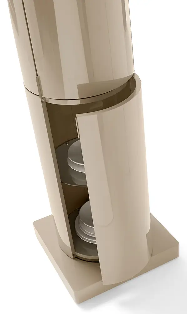 Estantería con forma de columna de MDF lacado y estantes de cristal La Dori