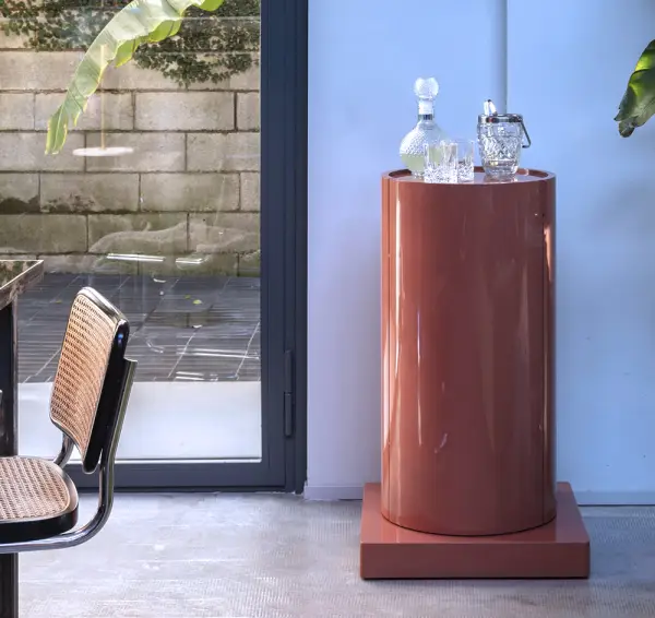 Estantería con forma de columna de MDF lacado y estantes de cristal La Dori