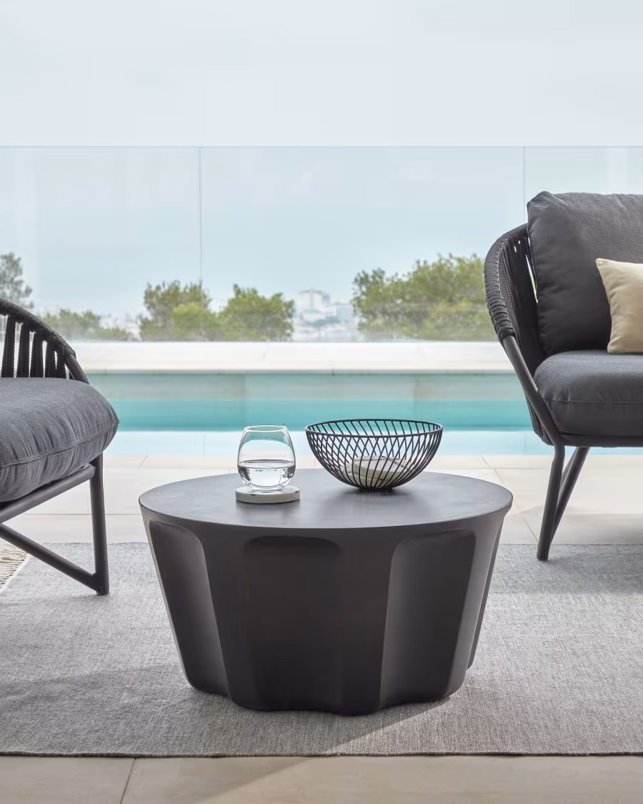 Mesa de centro redonda de exterior Vilandra de cemento con acabado negro