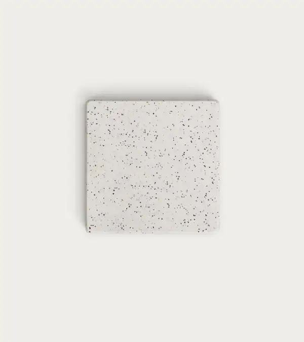 Sobre de mesa exterior cuadrado Saura de terrazo blanco
