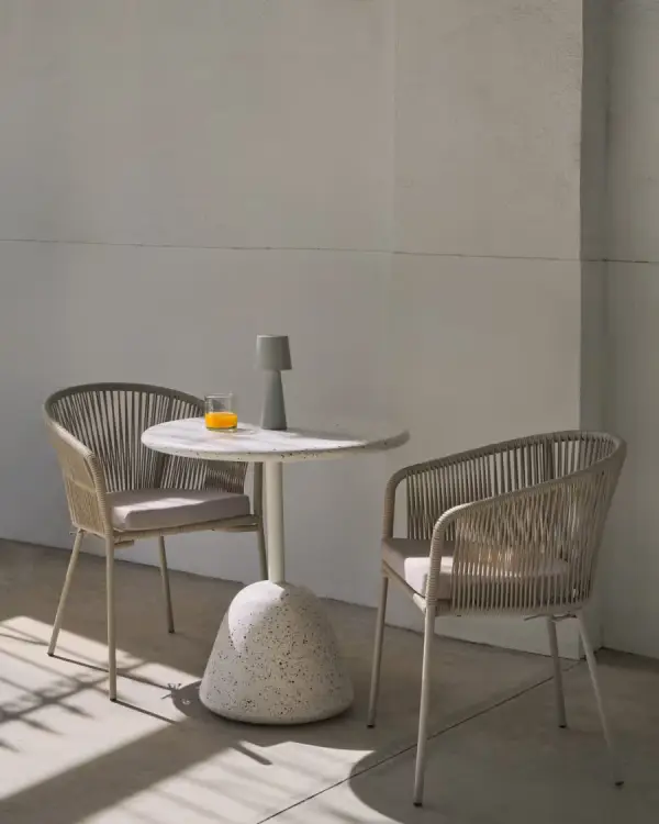 Sobre de mesa redonda de exterior Saura de terrazzo blanco