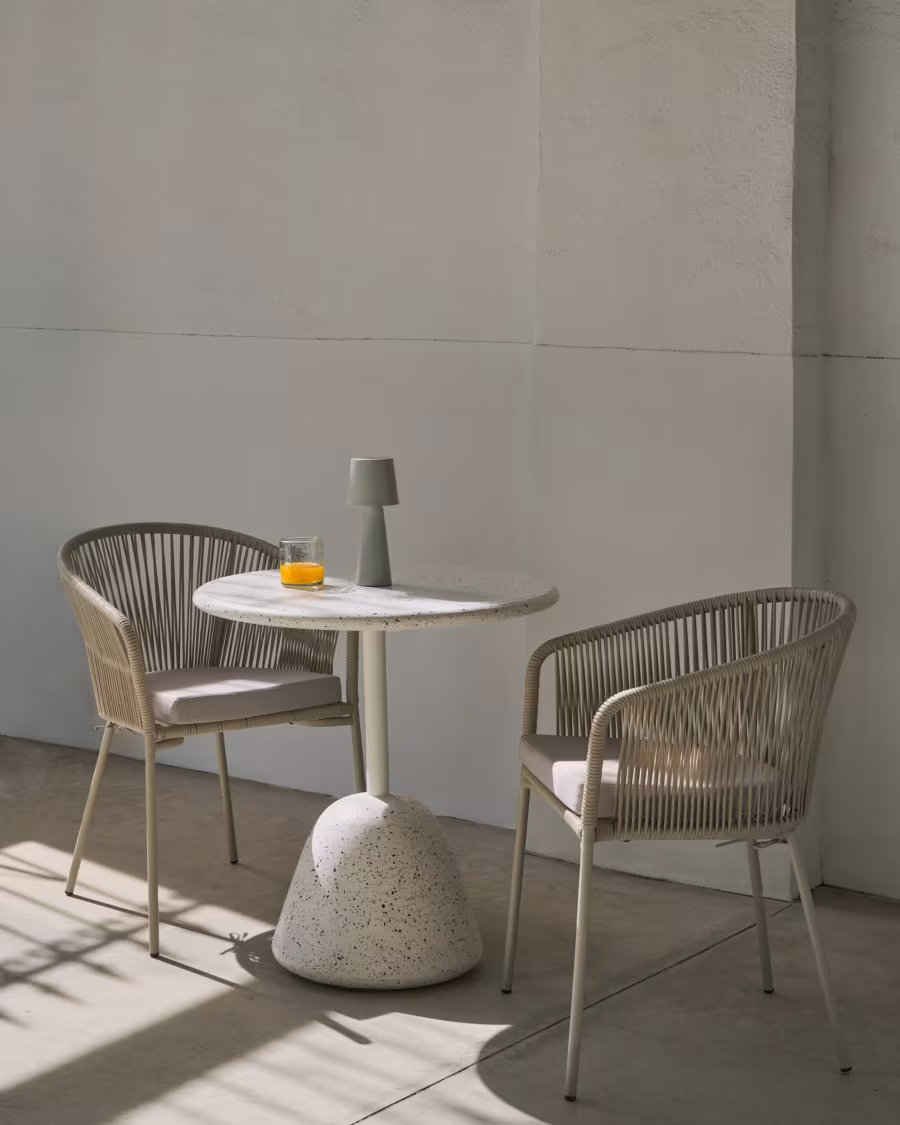 Sobre de mesa redonda de exterior Saura de terrazzo blanco