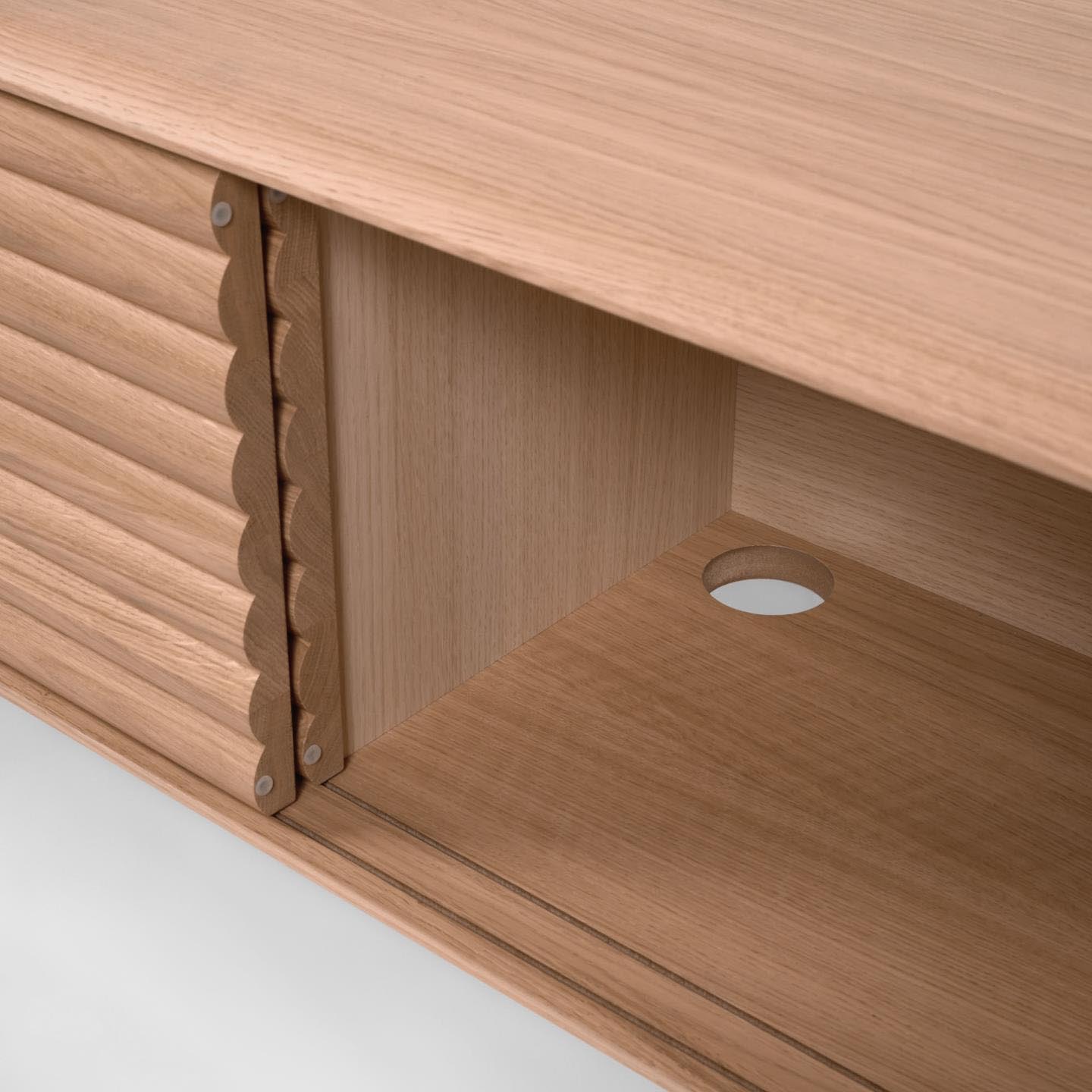 Mueble TV 2 puertas de madera maciza y chapa de roble