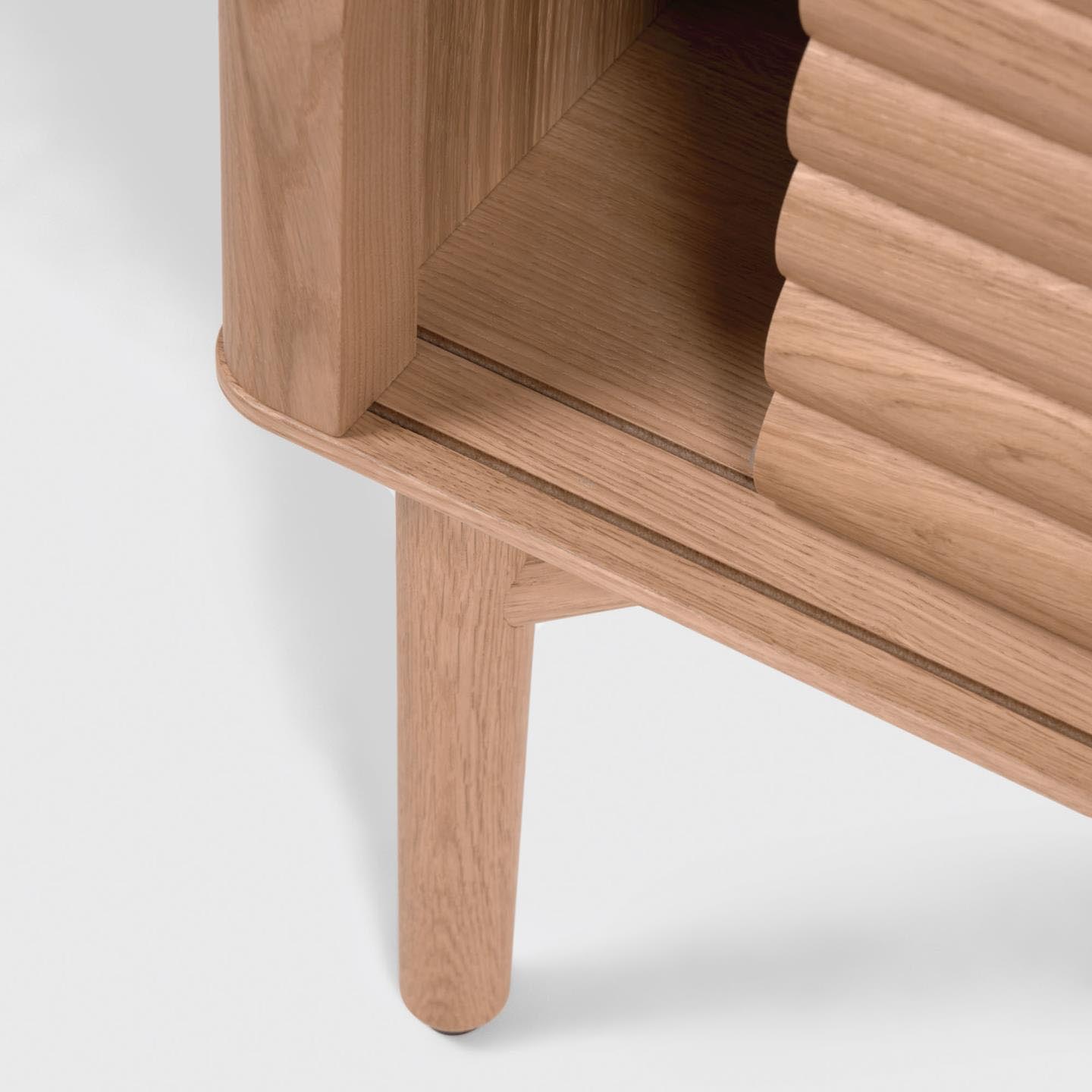 Mueble TV 2 puertas de madera maciza y chapa de roble