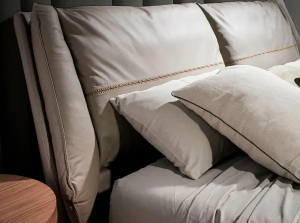 Cama polipiel visón y acero negro Nicola