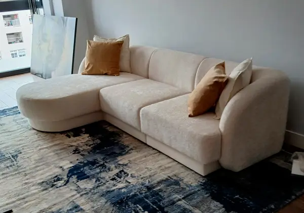 Sofá con chaise longue chenilla beige claro Miley