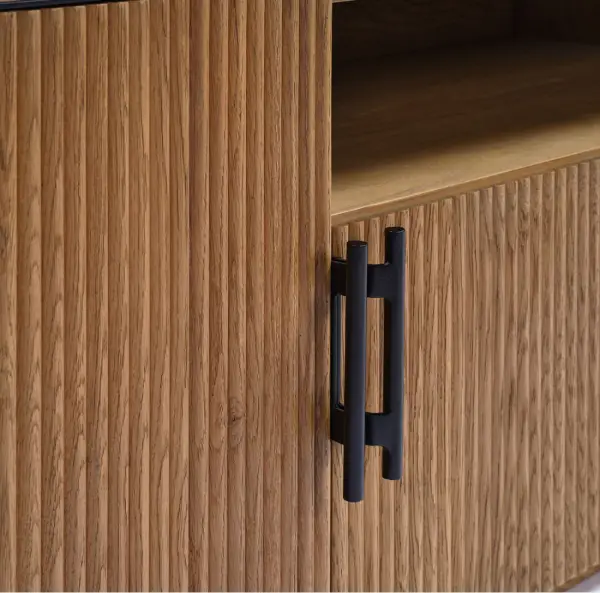 Mueble de tv de roble ovalado con palillería