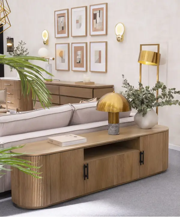 Mueble de tv de roble ovalado con palillería