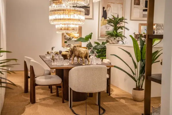 Silla de comedor de roble color nogal tapizada beige