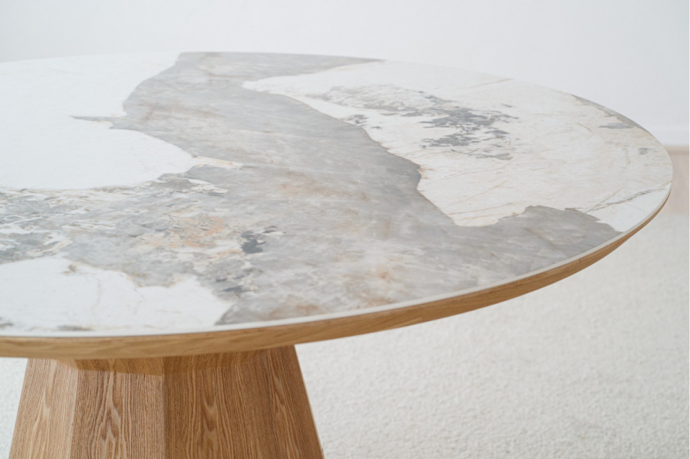Mesa de comedor natural cerámico y madera fresno