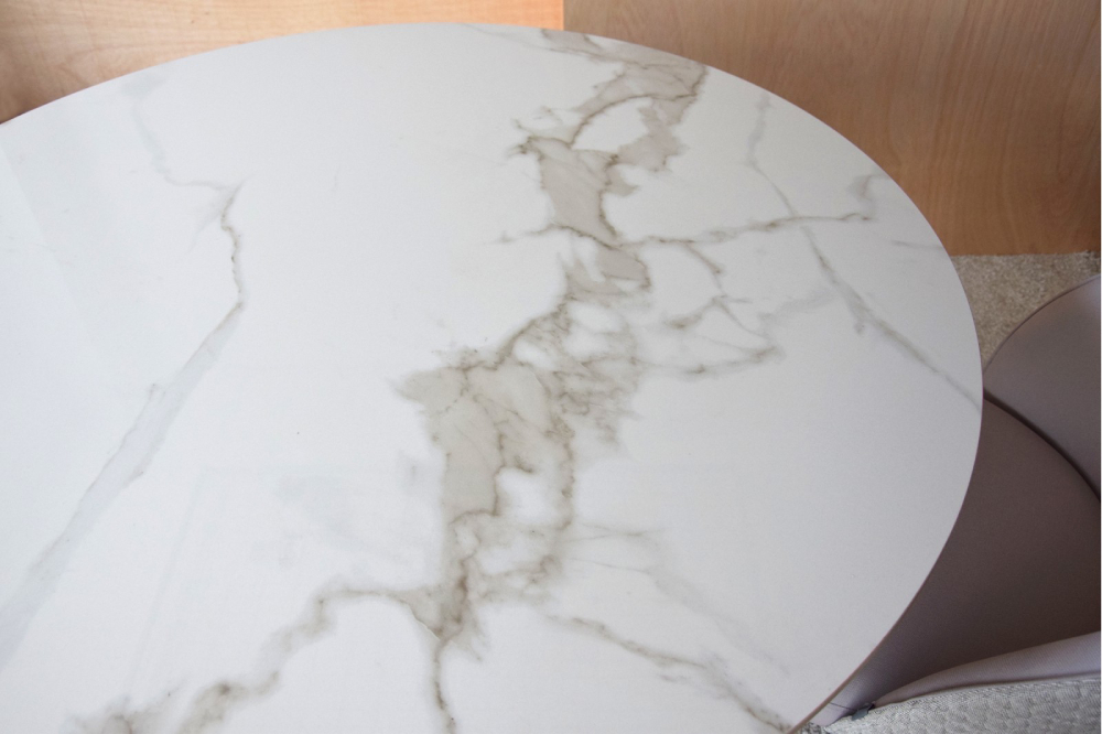 Mesa de comedor redonda sobre cerámico