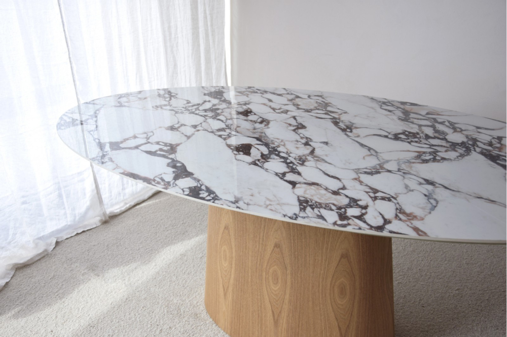 Mesa de comedor oval cerámico y fresno