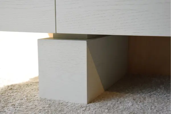 Mueble TV roble en tono blanco roto mate