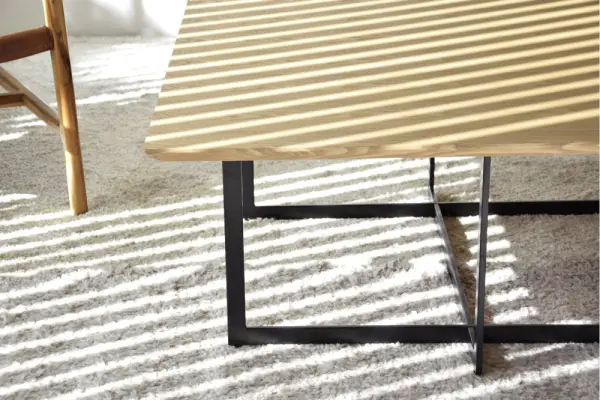 Mesa centro de madera de fresno natural y patas de hierro negro