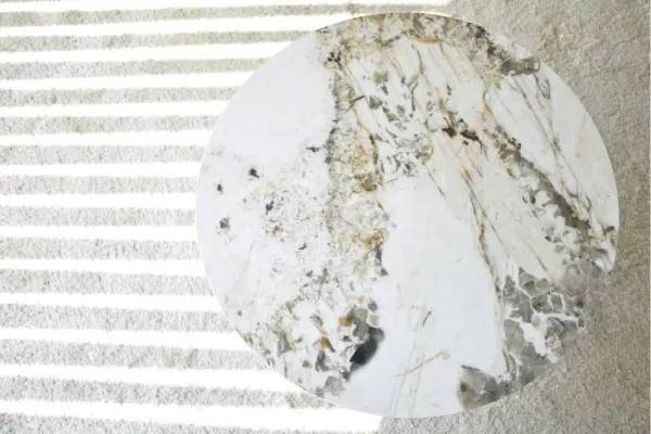 Mesa auxiliar de piedra sinterizada y metal