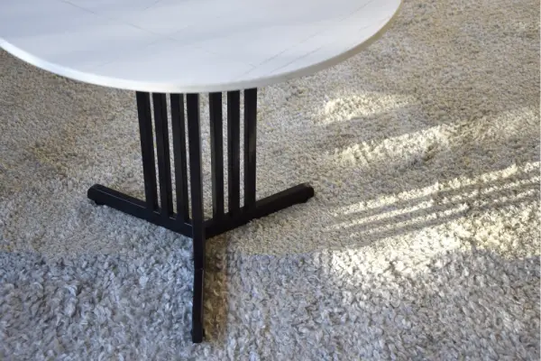 Mesa auxiliar de metal y piedra blanco