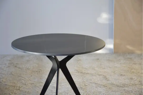 Mesa auxiliar de metal negro y piedra