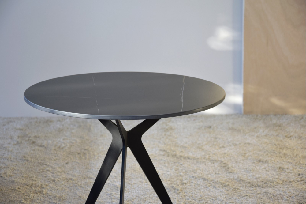 Mesa auxiliar de metal negro y piedra