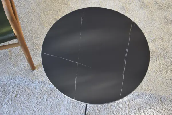 Mesa auxiliar de metal negro y piedra