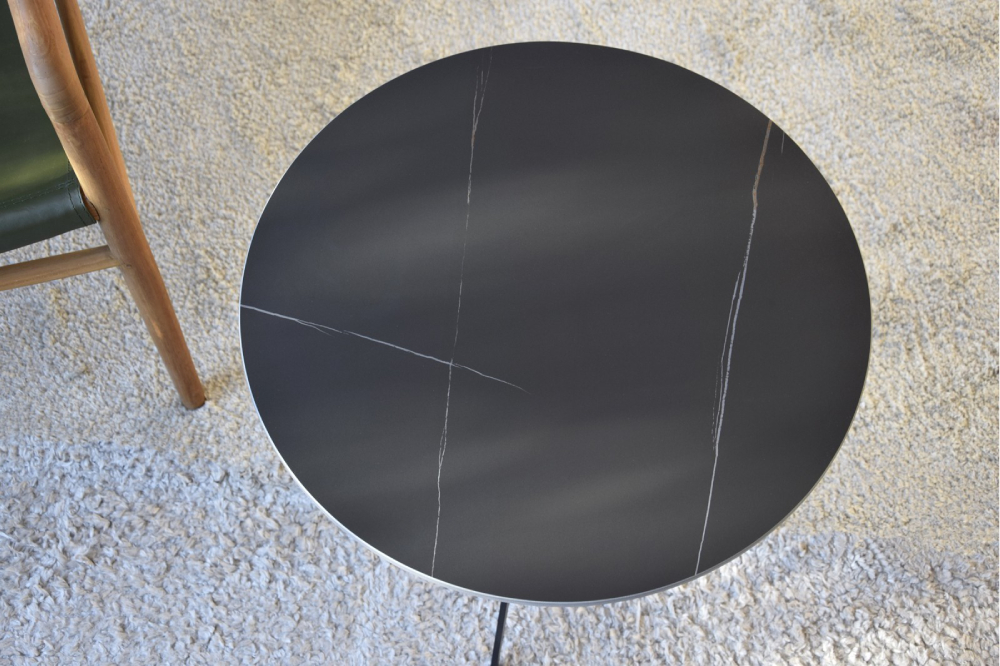 Mesa auxiliar de metal negro y piedra