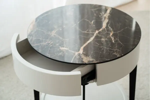 Mesa auxiliar cerámico y metal negro