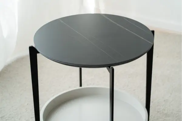 Mesa auxiliar de metal negro y cerámico gris