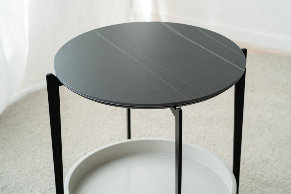 Mesa auxiliar de metal negro y cerámico gris