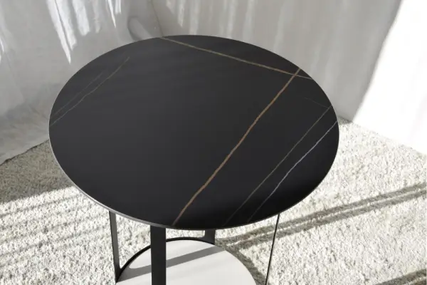 Mesa auxiliar base de piedra sinterizada y estructura de metal negro