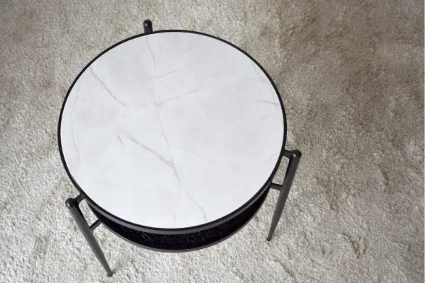 Mesa auxiliar base blanca y estructura de metal negra