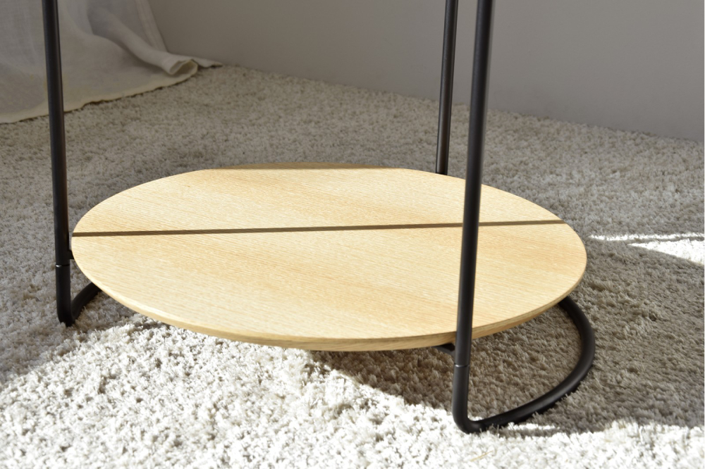 Mesa auxiliar estructura en negro y base madera de roble natural