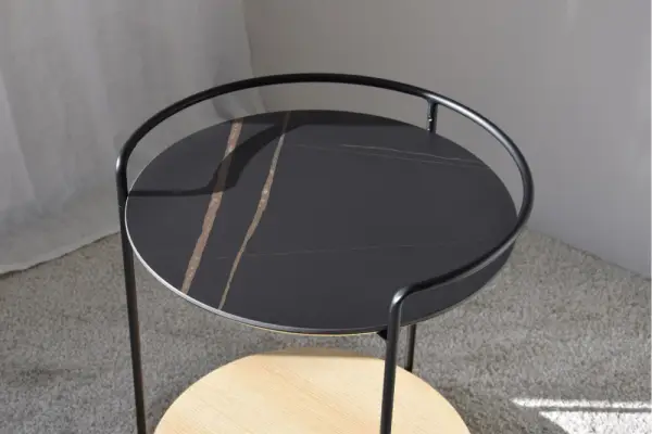 Mesa auxiliar estructura en negro y base madera de roble natural