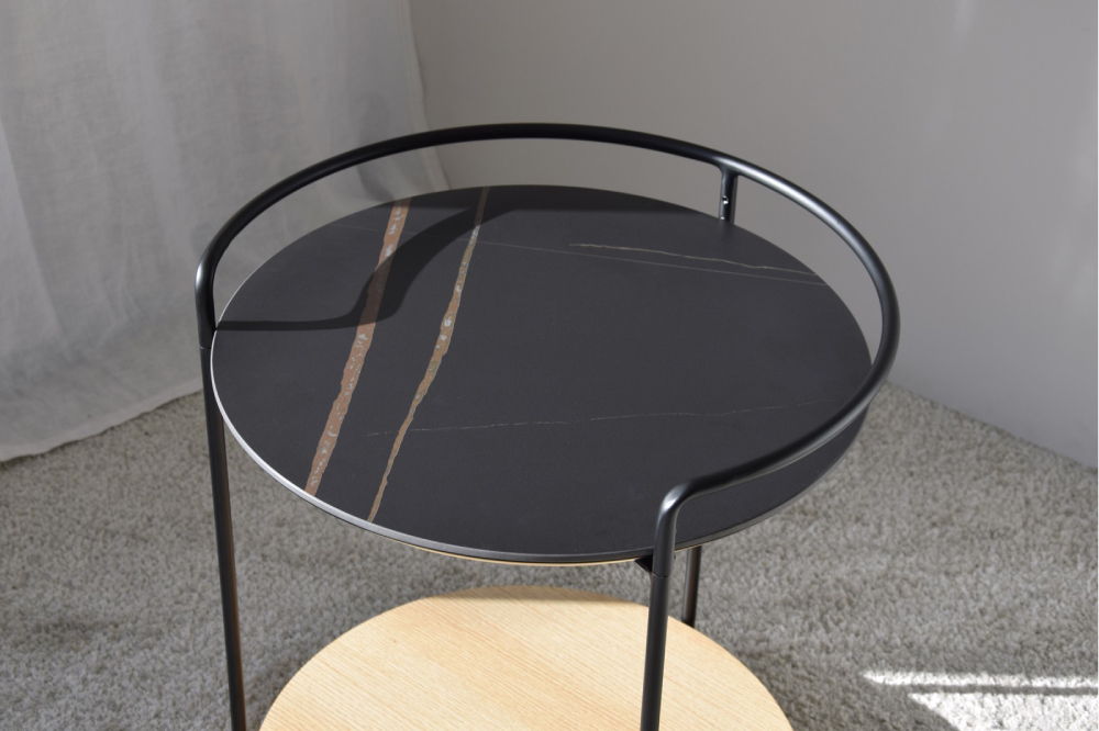 Mesa auxiliar estructura en negro y base madera de roble natural