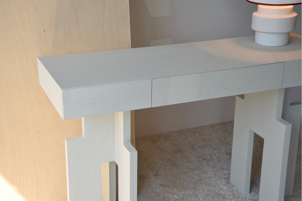 Consola un cajón en roble tono blanco roto mate