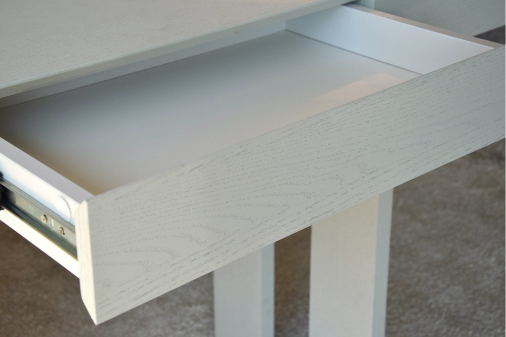 Consola un cajón en roble tono blanco roto mate