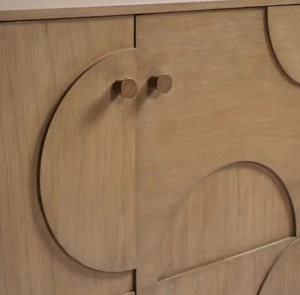 Aparador de madera natural puertas con relieves