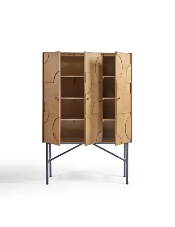 Armario de madera natural 3 puertas con relieve y base de metal