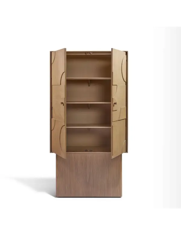 Armario de madera natural dos puertas con relieves geométricos