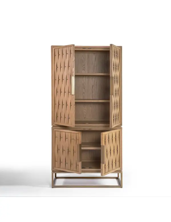 Armario de madera de roble natural con puertas en relieve