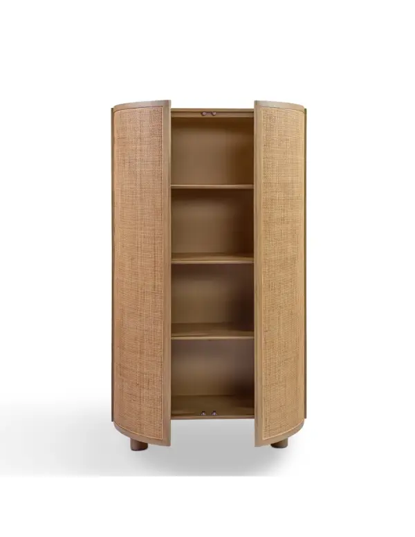Armario de madera natural y ratán con puertas curvas