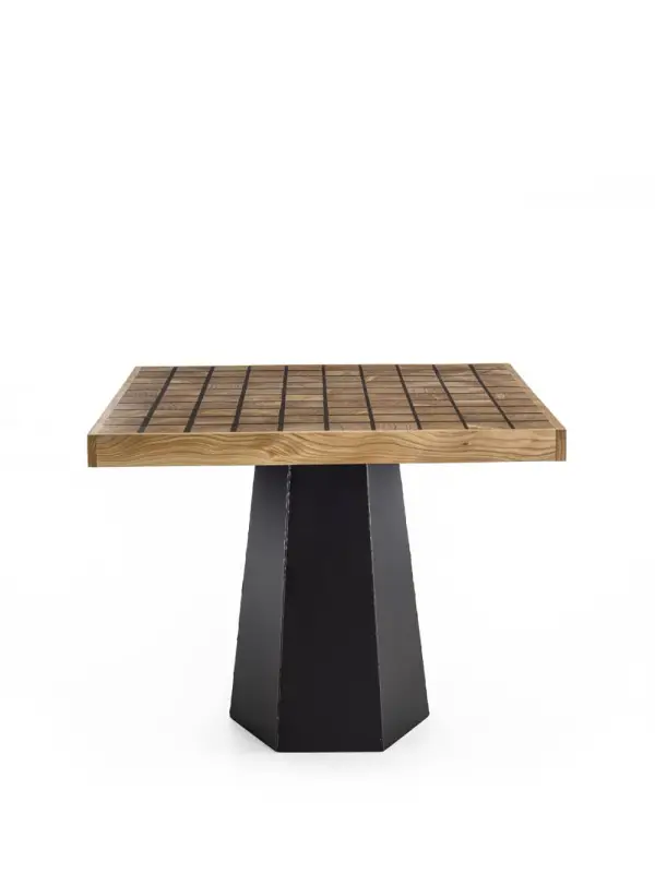 Mesa cuadrada de cedro recuperado con resina negra y base pentagonal de hierro