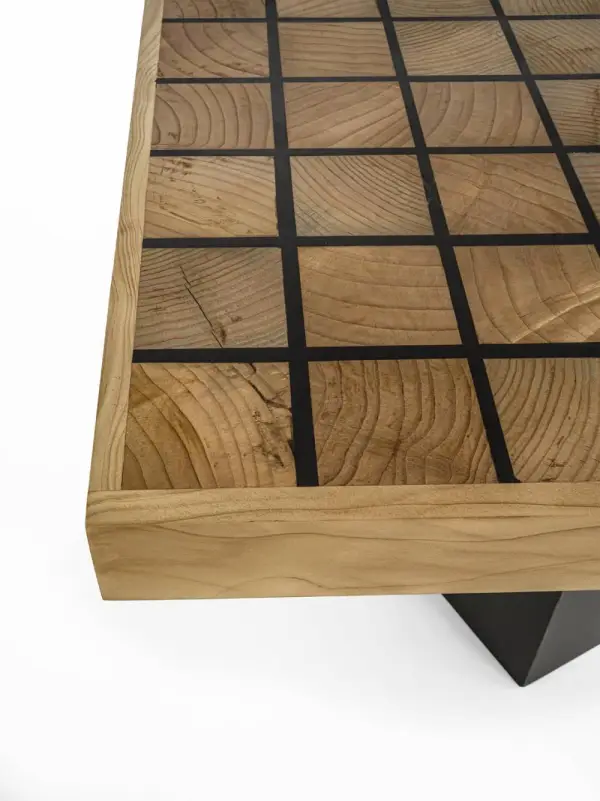 Mesa cuadrada de cedro recuperado con resina negra y base pentagonal de hierro